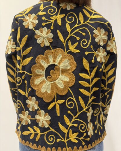 Veste Jivika de Micasasté brodée pour femme aux couleurs bleu marine, marron et jaune.