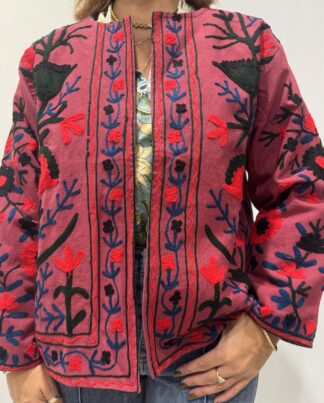 Veste Jyoti de Micasasté, veste brodée pour femme aux couleurs bordeau, rouge, vert foncé et bleu marine.