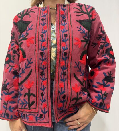 Veste Jyoti de Micasasté, veste brodée pour femme aux couleurs bordeau, rouge, vert foncé et bleu marine.