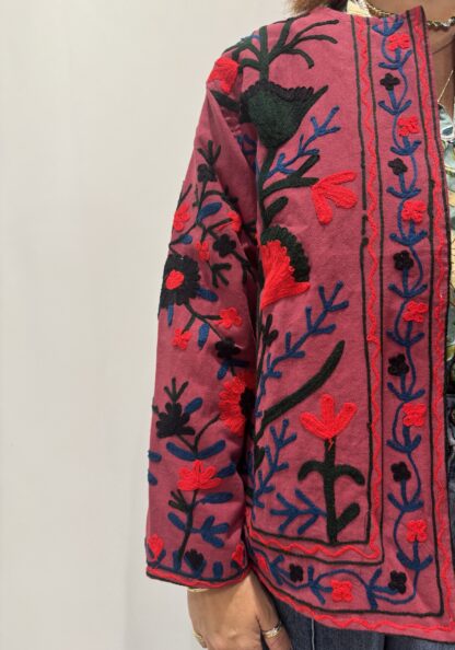 Veste Jyoti de Micasasté, veste brodée pour femme aux couleurs bordeau, rouge, vert foncé et bleu marine.