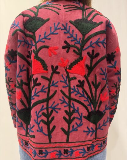 Veste Jyoti de Micasasté, veste brodée pour femme aux couleurs bordeau, rouge, vert foncé et bleu marine.
