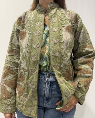 Veste Kiran de Micasasté pour femme, brodée de motifs gris et marron sur fond vert.