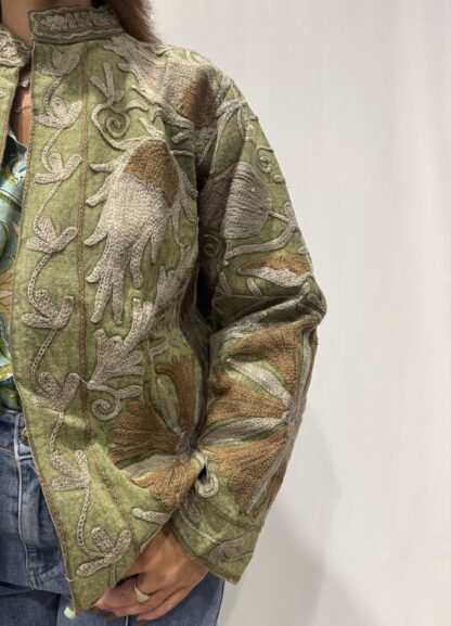 Veste Kiran de Micasasté pour femme, brodée de motifs gris et marron sur fond vert.