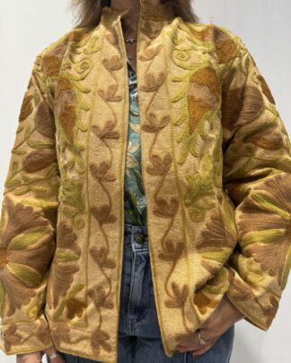 Veste Madhavi de Micasasté pour femme, brodée, aux teintes jaunes, orangé et marron clair, coupe moderne et manches longues.