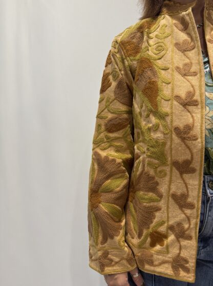 Veste Madhavi de Micasasté pour femme, brodée, aux teintes jaunes, orangé et marron clair, coupe moderne et manches longues.