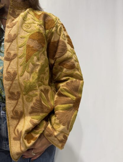 Veste Madhavi de Micasasté pour femme, brodée, aux teintes jaunes, orangé et marron clair, coupe moderne et manches longues.