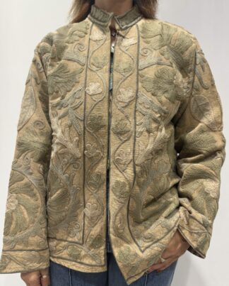 Veste Mahima de Micasasté pour femme, brodée sur base beige avec des motifs en relief dans des tons de vert doux et sable, coupe droite et col montant.