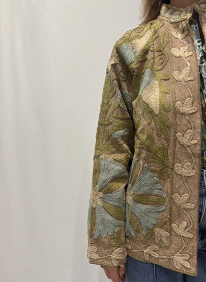 Veste Malini de Micasasté pour femme, veste brodée en coton marron clair, ornée de broderies beige, kaki clair et bleu ciel, coupe droite et manches longues.