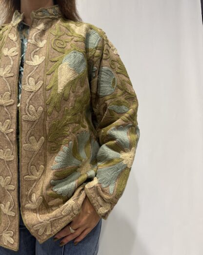 Veste Malini de Micasasté pour femme, veste brodée en coton marron clair, ornée de broderies beige, kaki clair et bleu ciel, coupe droite et manches longues.