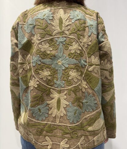 Veste Malini de Micasasté pour femme, veste brodée en coton marron clair, ornée de broderies beige, kaki clair et bleu ciel, coupe droite et manches longues.