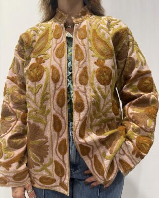 Veste Nisha de Micasasté pour femme, en coton, une veste de couleirs terracotta/vieux rose, ornée de broderies marron, kaki et orangé, coupe droite et col mao.Une veste manches longues.