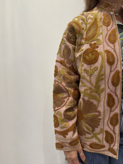 Côté Veste Nisha de Micasasté pour femme, en coton, une veste de couleirs terracotta/vieux rose, ornée de broderies marron, kaki et orangé, coupe droite et col mao.Une veste manches longues.