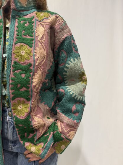 Veste Padmika Micasasté vue de côté gauche, motifs floraux délicats et couleurs harmonieuses.