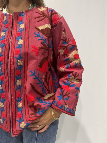 Veste Priya Micasasté vue de côté gauche, motifs floraux détaillés et couleurs harmonieuses. Veste Courte, col mao et manches longues.