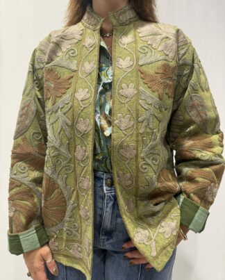 Veste Rhea Micasasté portée de face, verte avec broderies florales en gris et marron. Veste brodée suzani courte aux manches longues, col mao
