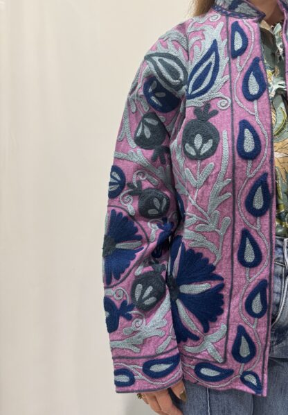 Veste Samira Micasasté vue de côté droit, motifs floraux raffinés en bleu marine, bleu et bleu gris sur fond mauve. Une veste courte aux manches longues et col mao.