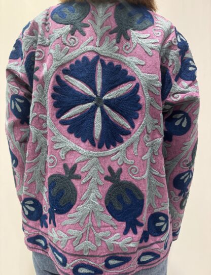 Dos de la veste Samira Micasasté, broderies visibles et coupe élégante. Une veste courte en suzani, manches longues et col mao.