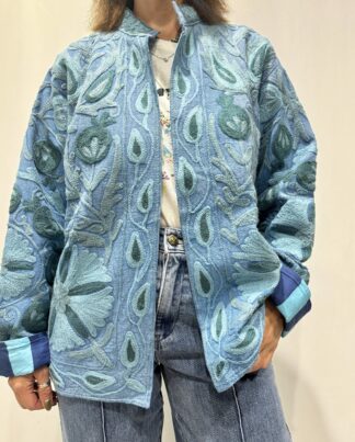 Veste Vanya Micasasté portée de face, broderies bleues sur fond bleu.