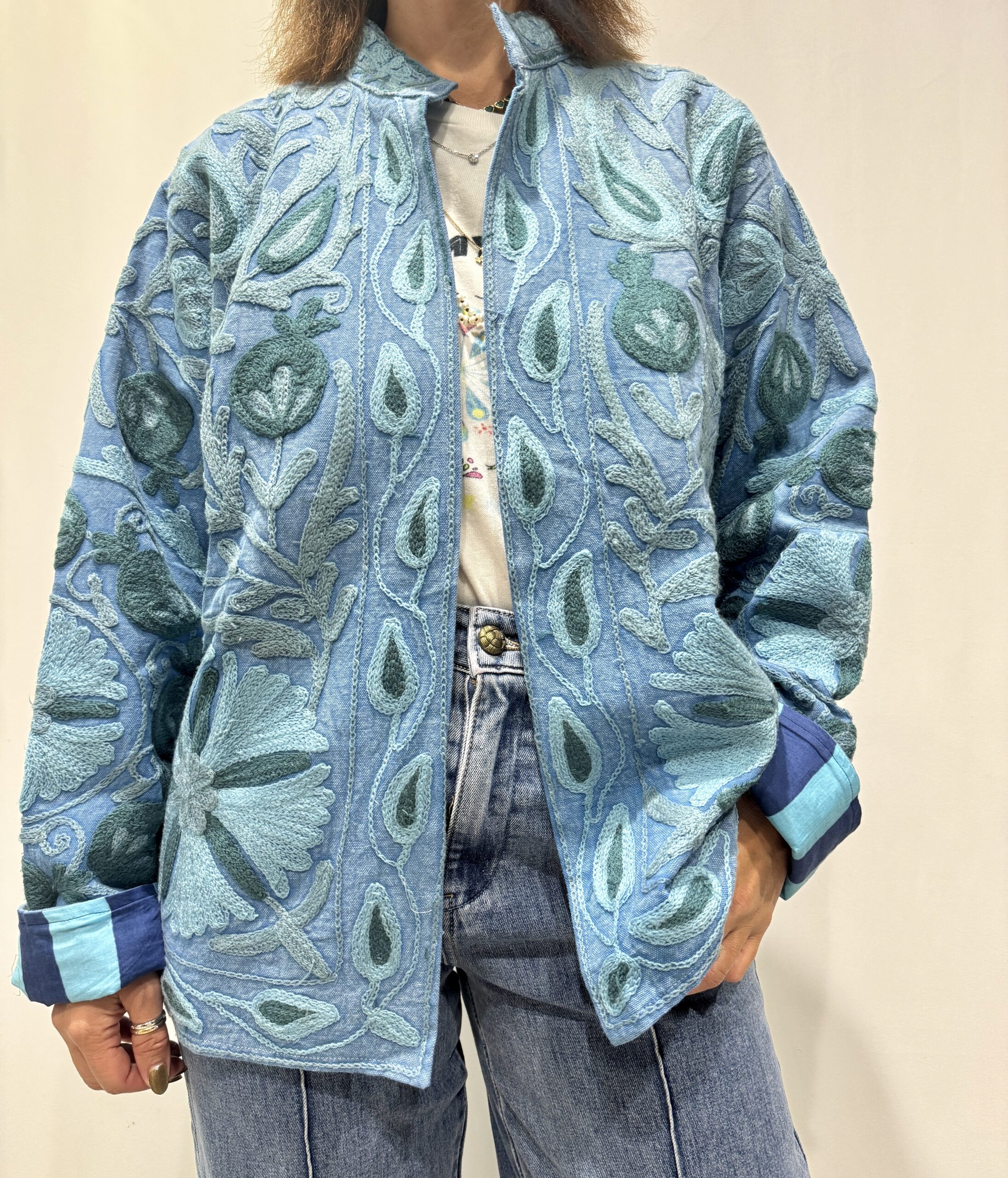 Veste Vanya Micasasté portée de face, broderies bleues sur fond bleu.
