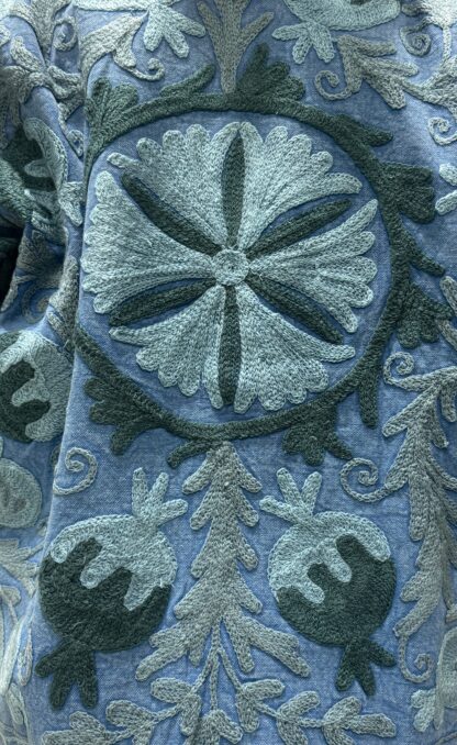Dos de la Veste Vanya Micasasté portée, broderies bleues raffinées.
