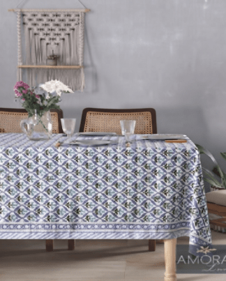 Nappe Ira, une nappe bleu et blanche avec des imprimés floraux.