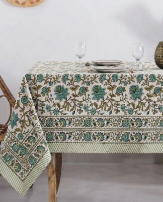 Nappe Ranya, adapté pour les nappes rectangles de couleurs blanches et des nuances de verts. Des imprimés floraux sur la nappe.