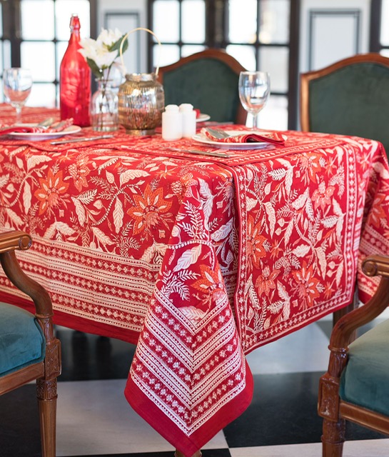 Nappe Sari rouge à imprimés floraux inspirée des tissus traditionnels indiens, confectionnée artisanalement, présentée sur une table décorée.