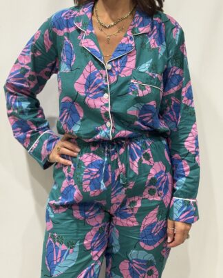 Femme portant le pyjama Lina en coton imprimé aux motifs colorés, vue de face.