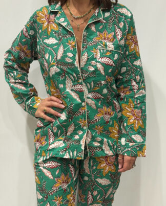 Stéphanie portant le pyjama Amara en coton vert à imprimés floraux jaunes, bordeaux, roses et blancs, vue de face.