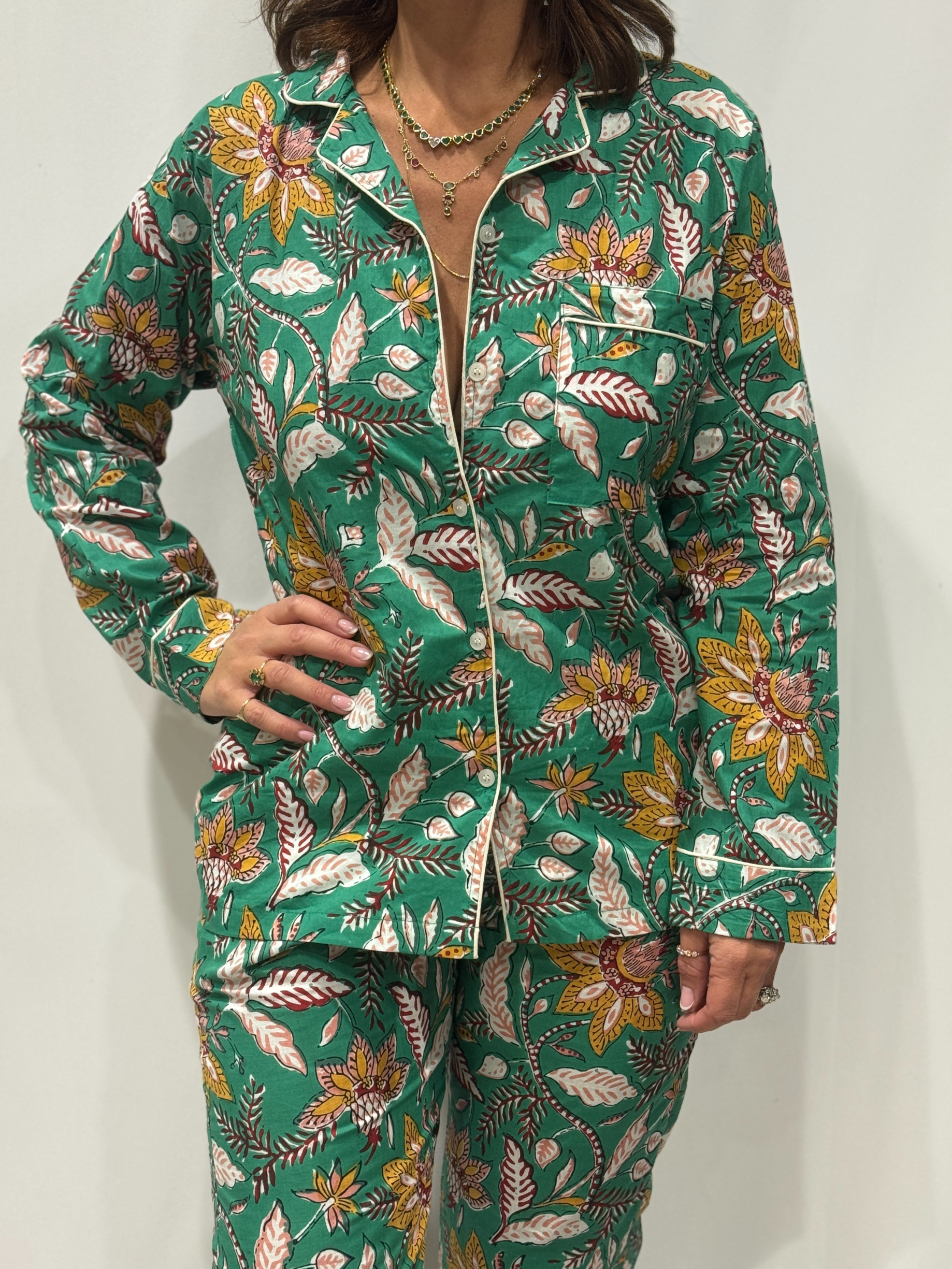 Stéphanie portant le pyjama Amara en coton vert à imprimés floraux jaunes, bordeaux, roses et blancs, vue de face.