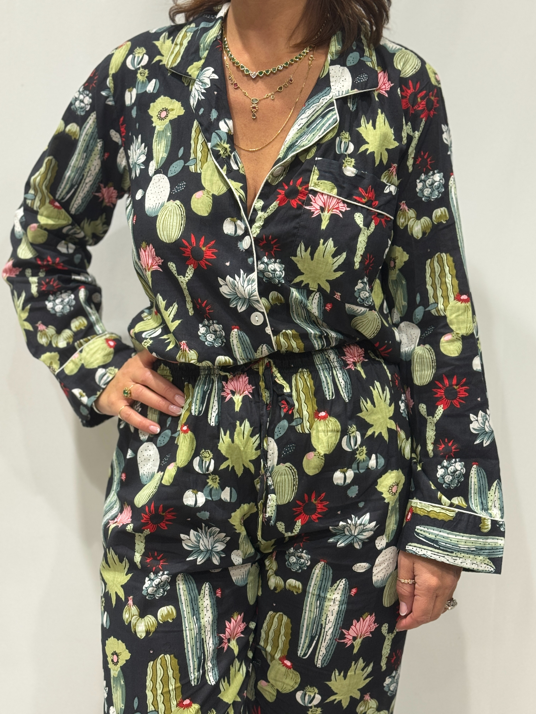 Stéphanie portant le pyjama Sana en coton noir à imprimé cactus et fleurs colorées, vue de face