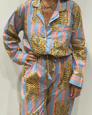 Stéphanie portant le pyjama Tara en coton bleu à rayures roses et imprimé tigre, vue de face