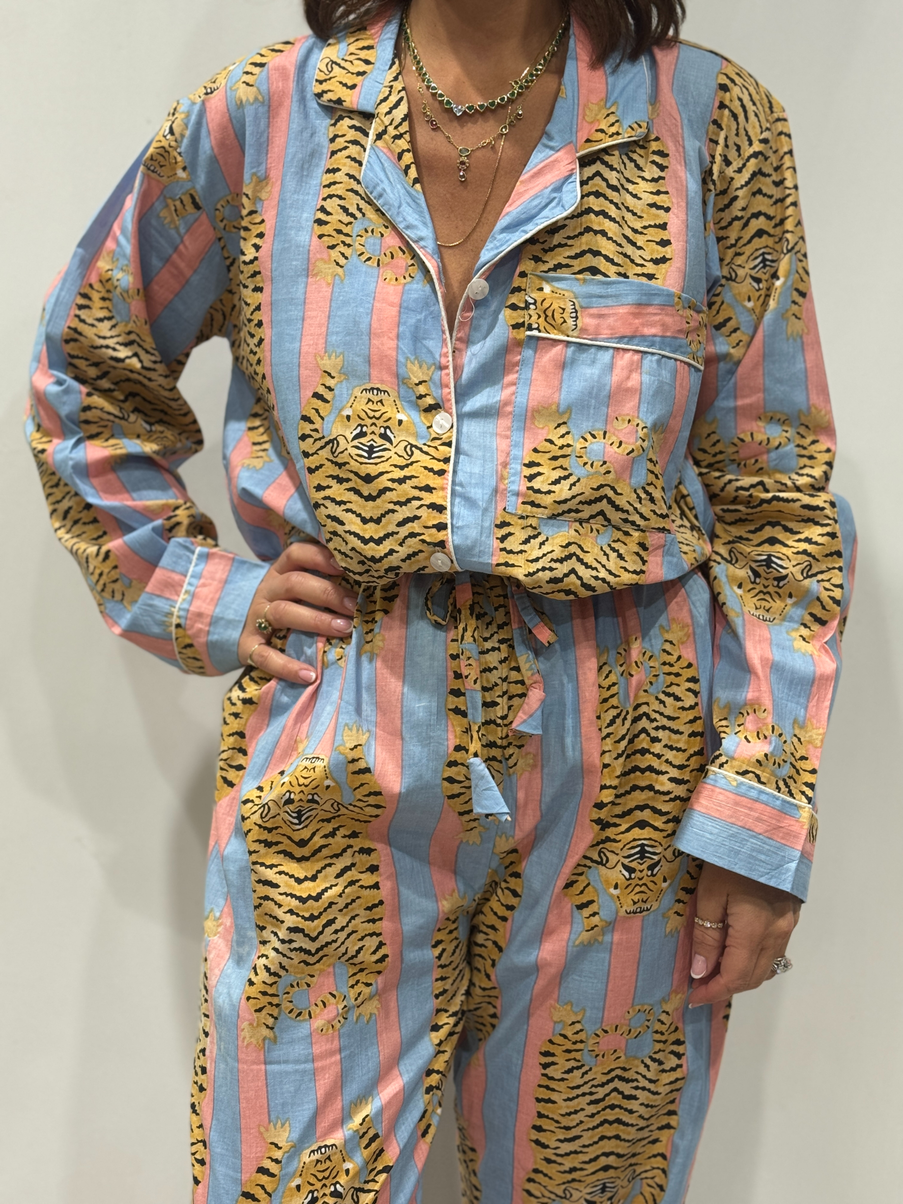 Stéphanie portant le pyjama Tara en coton bleu à rayures roses et imprimé tigre, vue de face