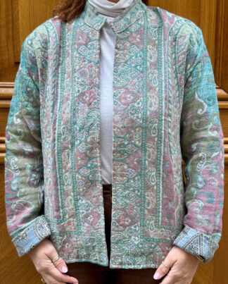 Veste Ama Micasasté portée de face, en laine aux teintes vertes et mauves.