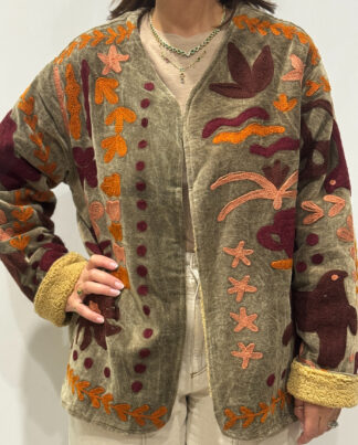 Veste Ana vue de face porté par Stépahnie, une veste en velours brodée de motifs colorés.