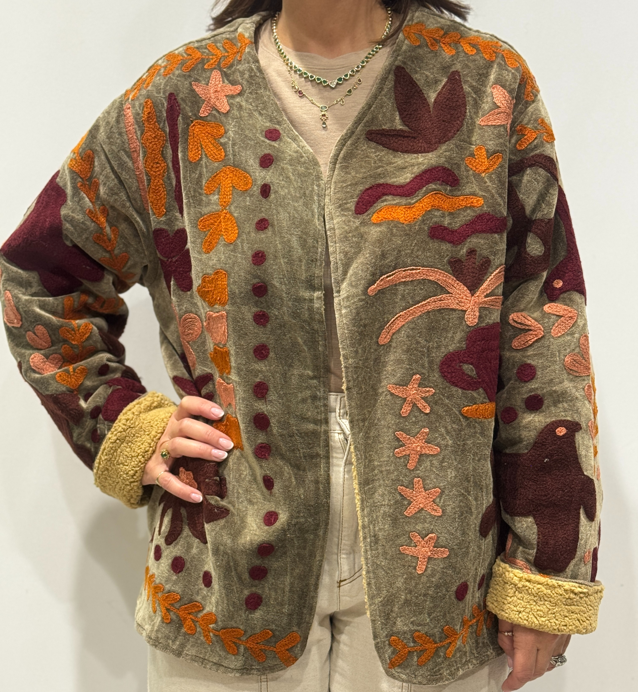 Veste Ana vue de face porté par Stépahnie, une veste en velours brodée de motifs colorés.