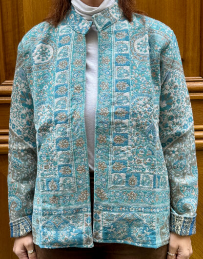Veste Caira Micasasté portée de face, en laine brodée.