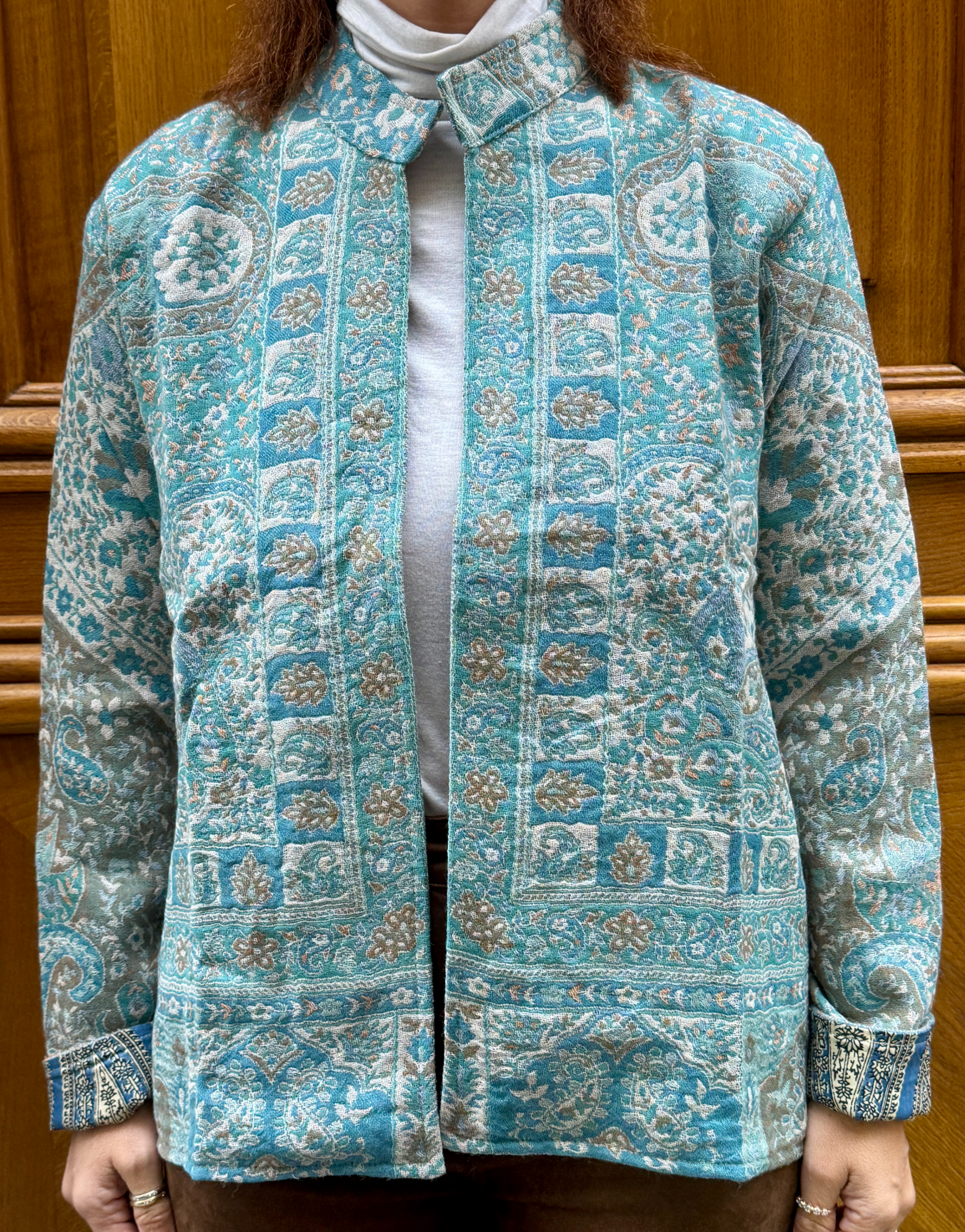 Veste Caira Micasasté portée de face, en laine brodée.