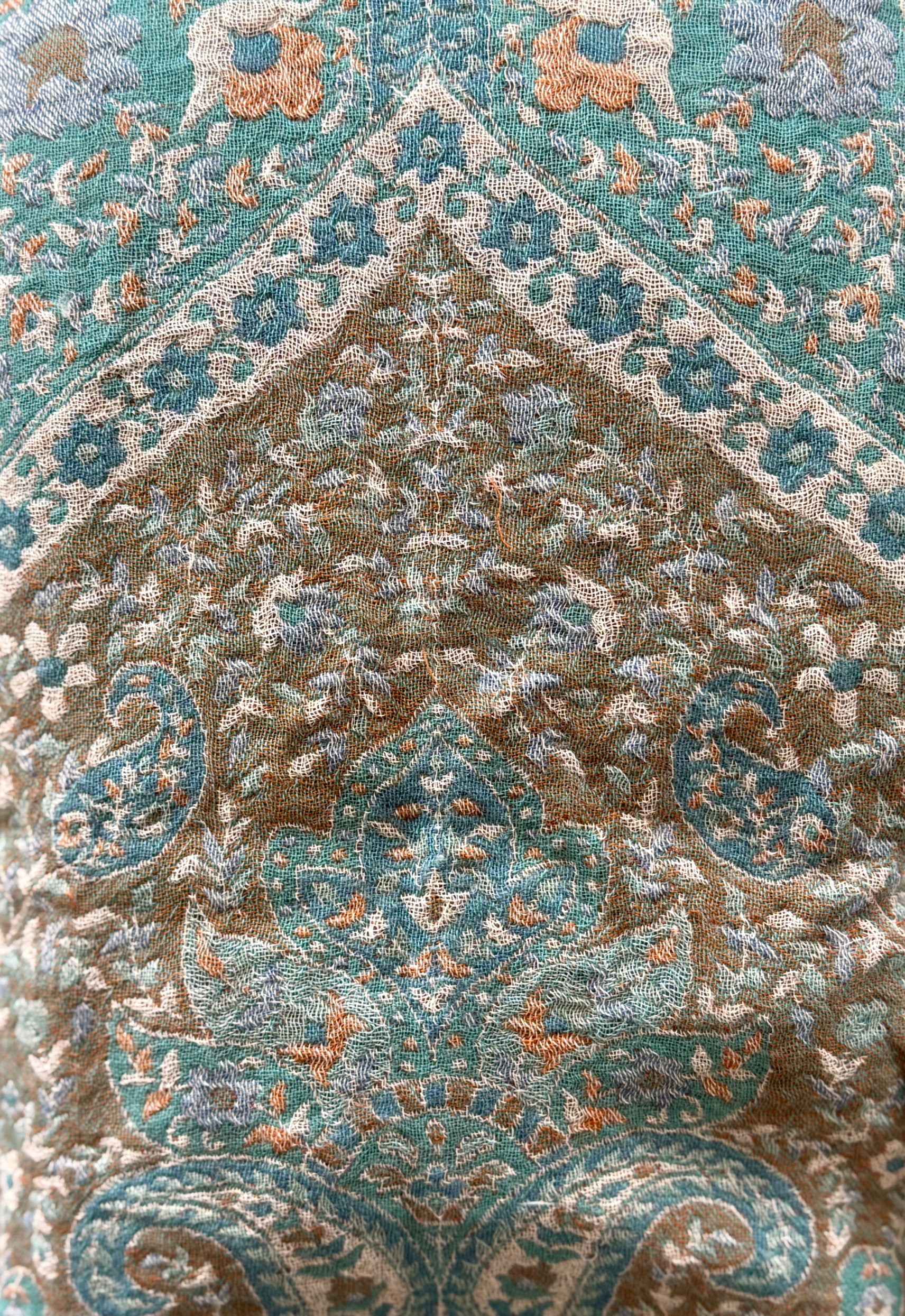 Détail du dos de la Veste Caira Micasasté montrant les broderies artisanales et la texture de la laine.