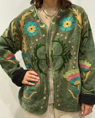 Stéphanie portant la veste Indra en velours kaki brodé à la main, col V.