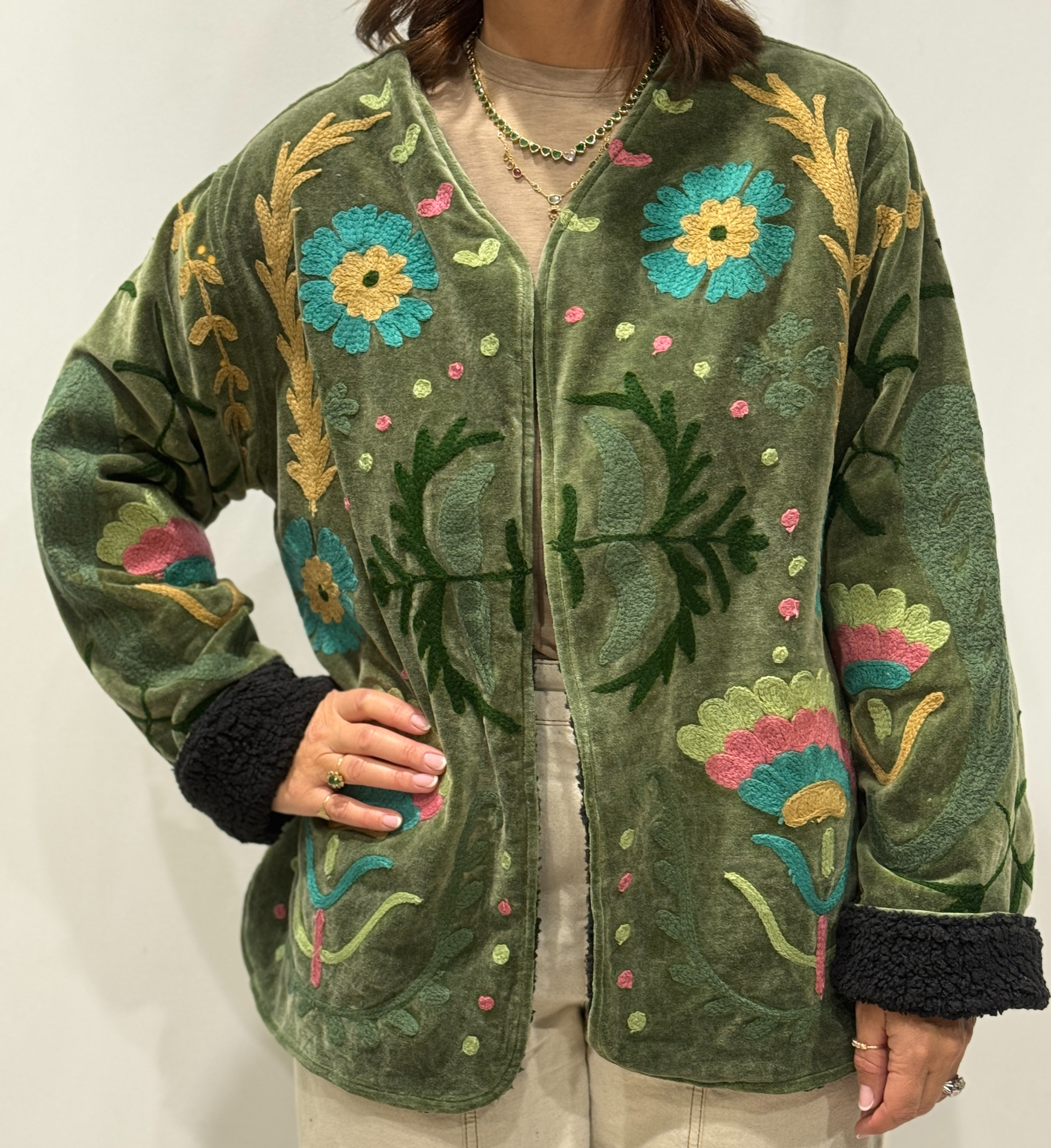 Stéphanie portant la veste Indra en velours kaki brodé à la main, col V.