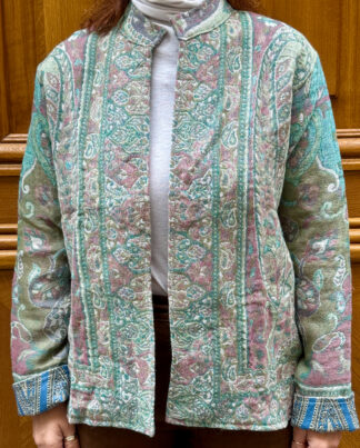 Veste Kiara Micasasté portée de face, en laine brodée.