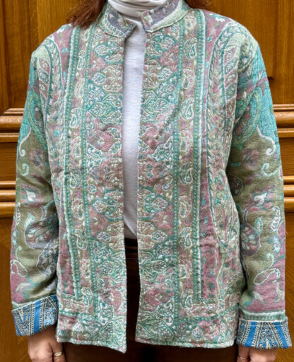 Veste Kiara Micasasté portée de face, en laine brodée.
