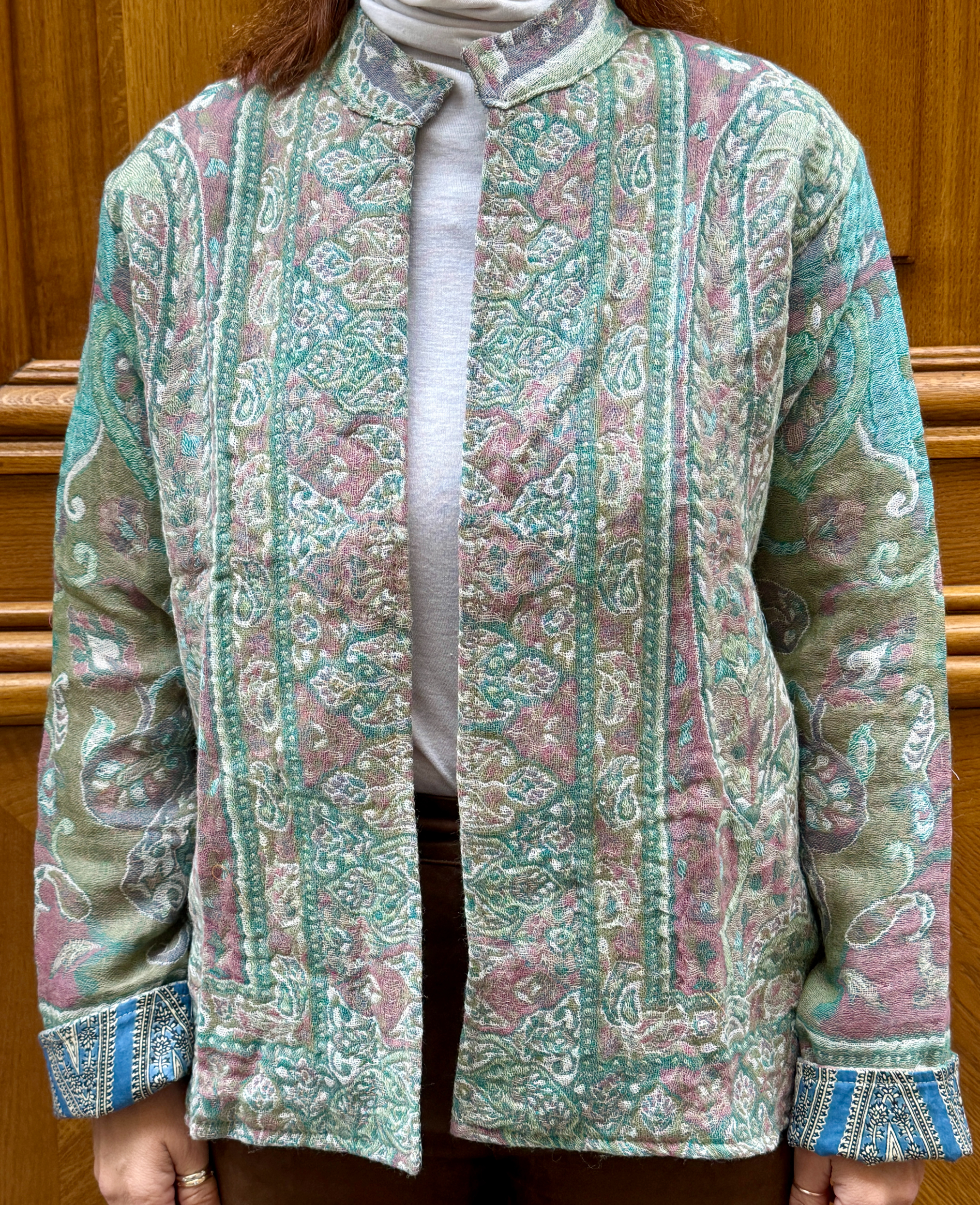 Veste Kiara Micasasté portée de face, en laine brodée.