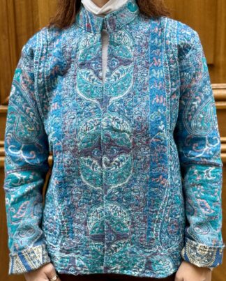 Veste Mehira portée de face, veste en laine bleue artisanale aux nuances bleu clair et bleu vif.