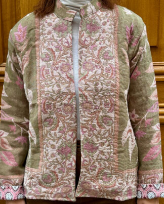 Veste Ojas portée de face, veste en laine kaki clair avec des nuances de rose poudré et vieux rose.