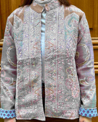 Veste Suhana portée de face, veste en laine aux couleurs pastels vert, mauve et terracotta