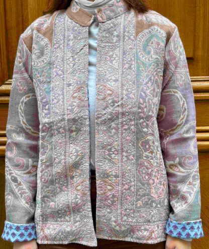 Veste Suhana portée de face, veste en laine aux couleurs pastels vert, mauve et terracotta
