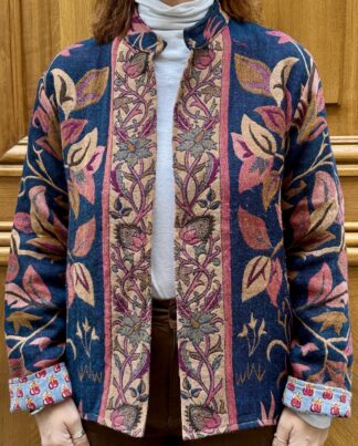 Veste Tanuja portée de face, veste en laine bleu marine aux imprimés rose et rouge