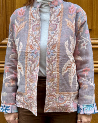Veste Vira Micasasté portée de face, en laine mauve avec touches de rose pâle.